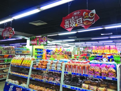 節(jié)日消費(fèi)人氣旺，年貨會(huì)上“掃貨”忙——百貨零售迎來新春購物熱潮